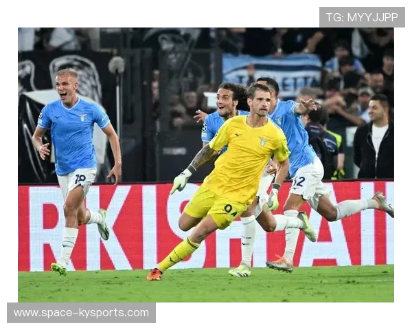 拉齐奥门将普罗韦德尔扑救后与队友庆祝互动