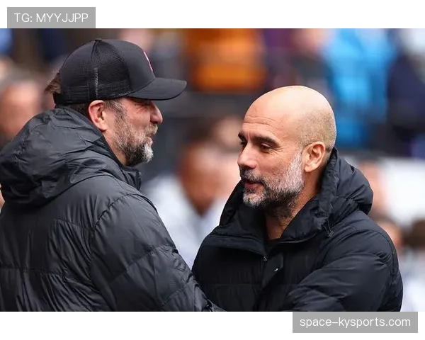 特写：斯通斯头槌锁定胜局后，瓜迪奥拉与助教紧紧相拥