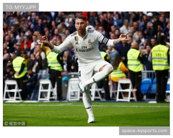 特写：维尼修斯在训练后加练射门，回应外界对其状态起伏的讨论